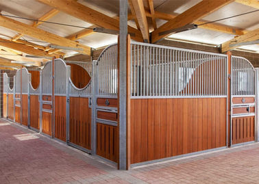 Panel depan warung kuda Equine Equipment klasik dengan pintu geser